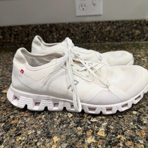 ON cloud Women's White Athletic Shoes 8.5
